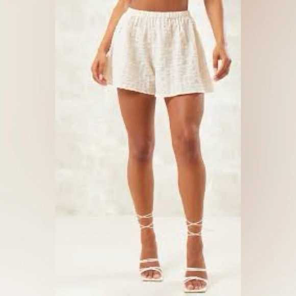 AERIE Flirty Crochet WHITE FLOWY Shorts NWT  Ladies SIZE MEDIUM - Picture 5 of 5